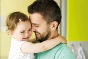 Vater schmust mit kleiner Tochter.