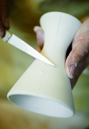 Bearbeitung einer Lampe aus Porzellan mit dem Messer.