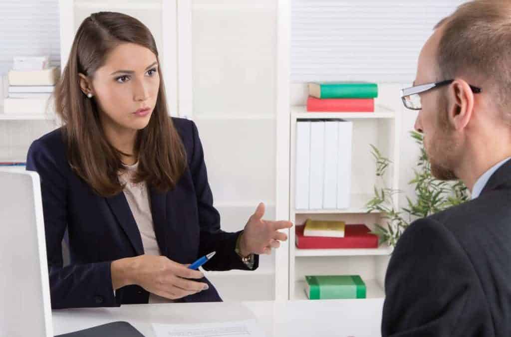 Business Gespräch zwischen Mann und Frau
