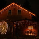 Ein mit Lichterketten geschmücktes Holzhaus sorgt für weihnachtliche Stimmung und hohe Stromkosten.