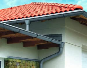 Dachentwässerungssystem mit Regenrinnen und Fallrohren aus Zink an der Außenfassade.