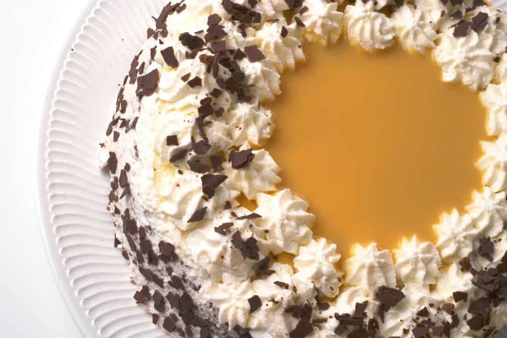 Lecker zu Ostern: Torte mit viel Eierlikör in der Mitte. Rand und Mitte mit stark mit Sahne und feinen Schokostreuseln verziert.