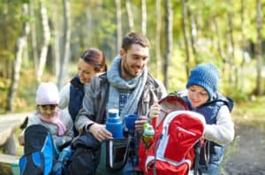 Wandern in der Natur ist ein Abenteuer für die ganze Familie.