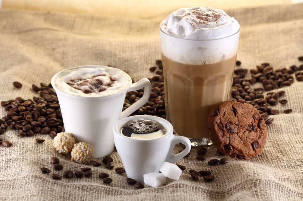 Espresso, Cappuccino, Latte Macchiato mit Kaffebohnen, würfelzucker ud Keksen – tolle Kaffee Rezepte