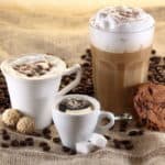 Espresso, Cappuccino, Latte Macchiato mit Kaffebohnen, würfelzucker ud Keksen – tolle Kaffee Rezepte