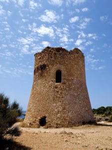 Am südöstlichen Eingang der Bucht Cala Pi steht ein alter Wachtturm.