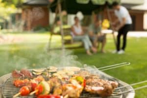 Ein belegter Grill im Garten.