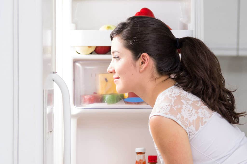 Im Kühlschrank bleiben Lebensmittel länger frisch.