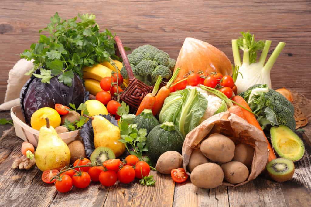 Frisches Obst und Gemüse auf einer Küchenarbeitsplatte