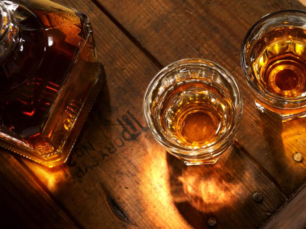 Genießer wissen einen guten Whisky zu schätzen.