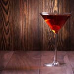 Ein Cocktailglas mit Kirsche.