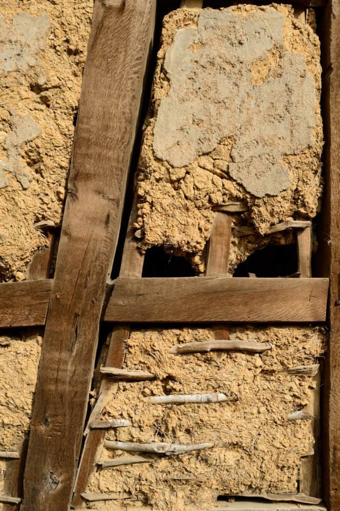 Bauen Mit Lehm: Fachwerkwand mit Holz-Lehm-Konstruktion.
