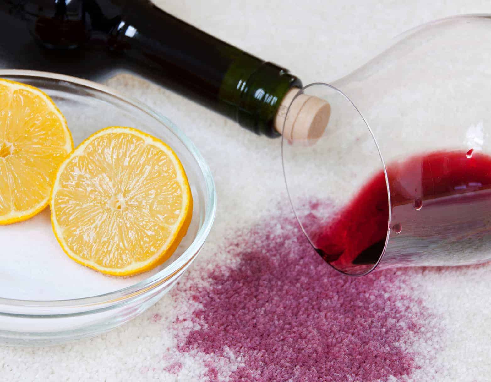 Rotwein, der auf einem weißen Teppich umgekippt ist, hinterlässt fiese Flecken, die man mit Hausmitteln gut entfernen kann.
