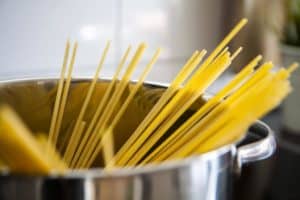 Lebensmittel-Lifehacks, Nummer 3: Ein großer Topf, aus dem ungekochte Spaghetti ragen