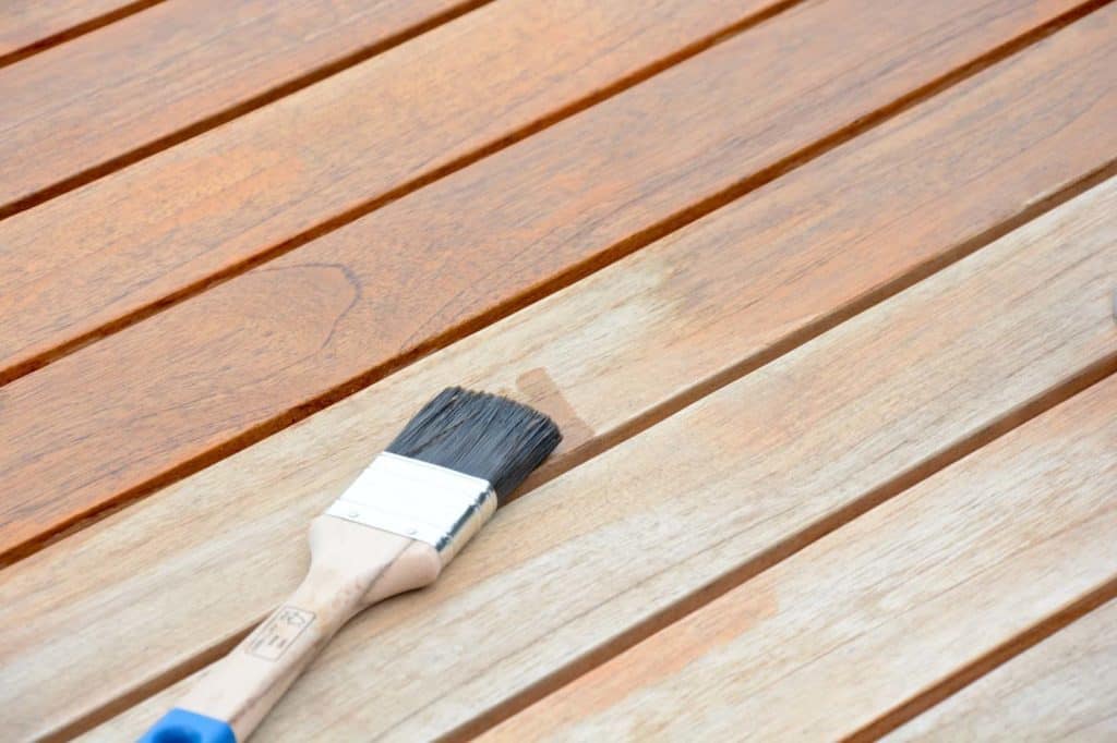 Ein Gartenmöbel wird gestrichen