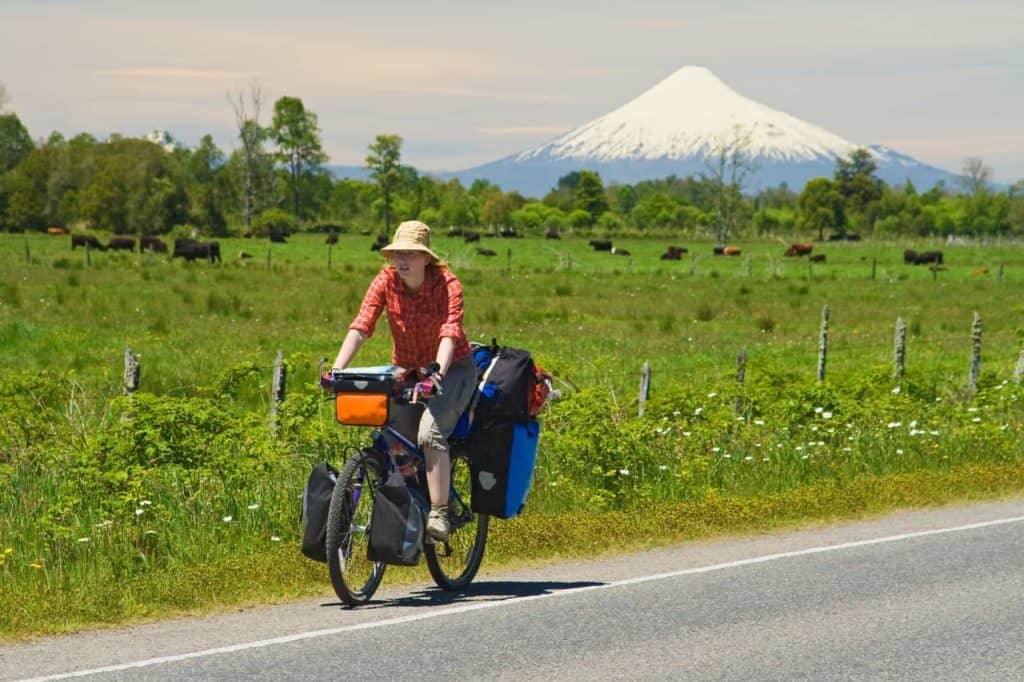 Radlerin vor Vulkan Osorno, Seengebiet,Chile - Radreise
