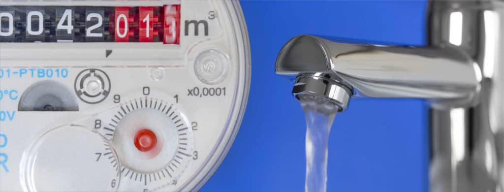 Warmwasser sparen: Wasseruhr und Wasserhahn