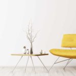Sessel, Beistelltisch mit wenigen Deko-Elementen vor weißer wand (Gemütlich minimalistisch wohnen)