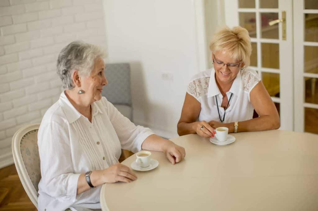 Zwei ältere Damen trinken gemeinsam Kaffee. (laute Nachbarn)