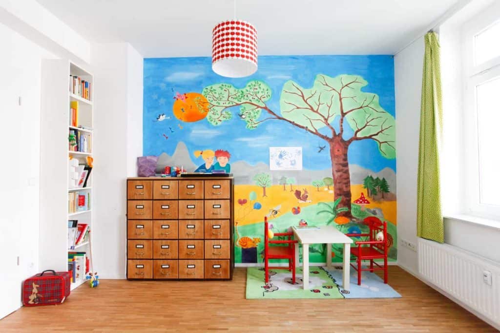 Kinderzimmer mit buntem Kinderbild an der Wand (langweilige Wände)