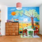 Kinderzimmer mit buntem Kinderbild an der Wand (langweilige Wände)