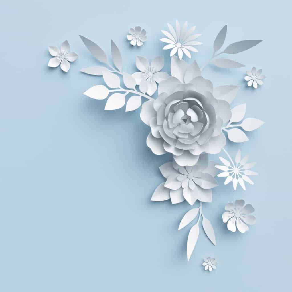 weiße Papierblumen auf blauer Wand (langweilige Wände)