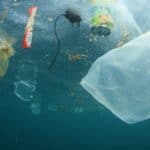 Plastiktüten, Dosen und Kabel schwimmen im Meerwasser (Plastik reduzieren)