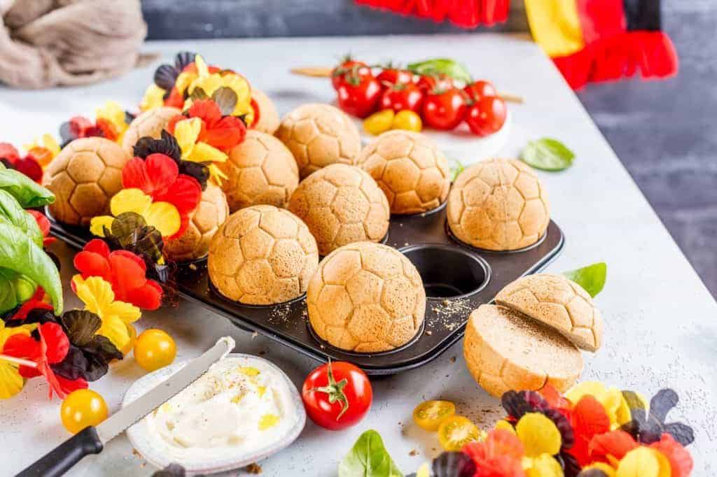 Brötchen mit Fußballmuster und Tomaten und Fandeko (So gelingt die WM-Party im Garten)