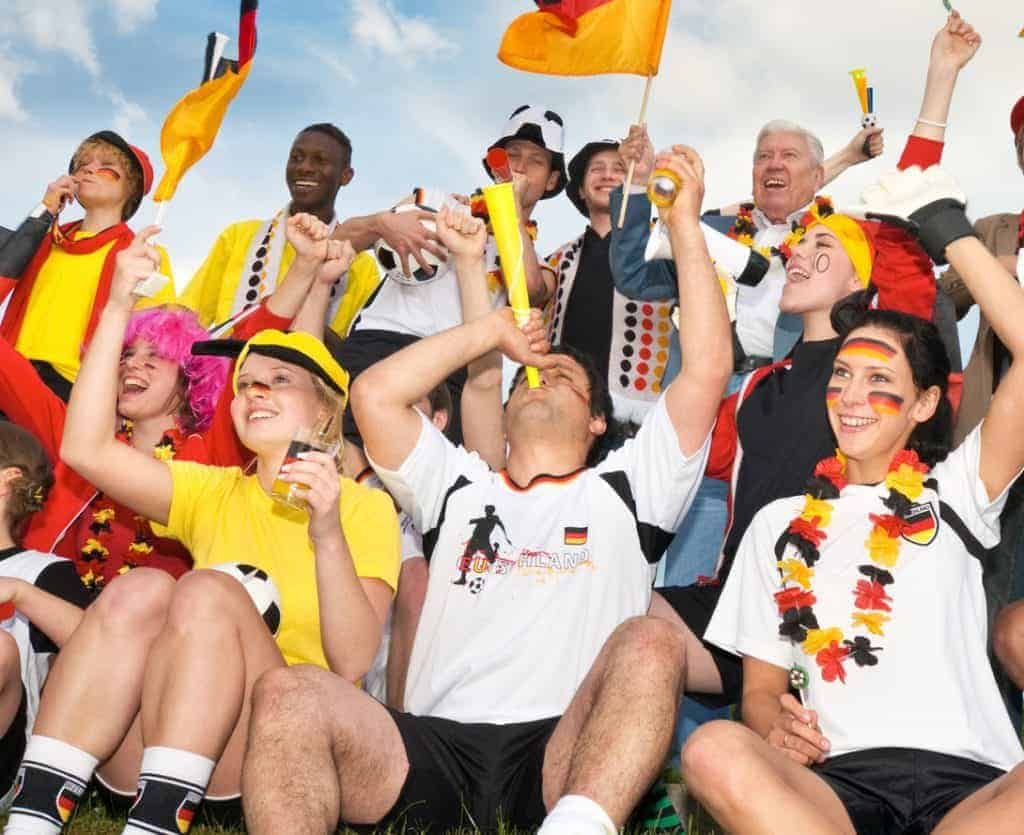Jubelnde Fußballfans (So gelingt die WM-Party im Garten)