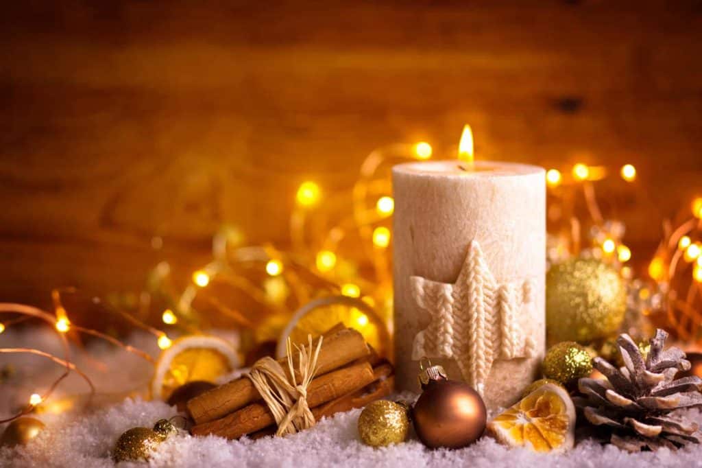 Adventskerze mit Zimt, Orangenscheiben und Kiefernzapfen (Kerzen selber machen)