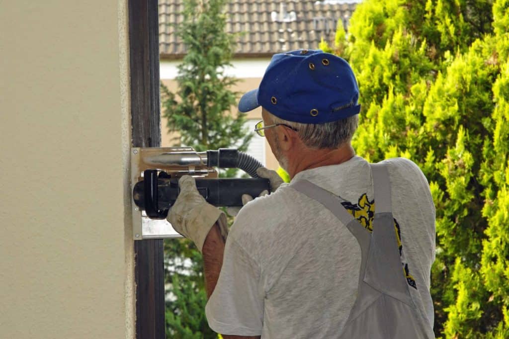 Fenstertausch: Handwerker entfernt die alten Fenster.