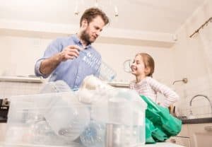 Vater und Tochter trennen den Hausmüll (nachhaltig einkaufen)