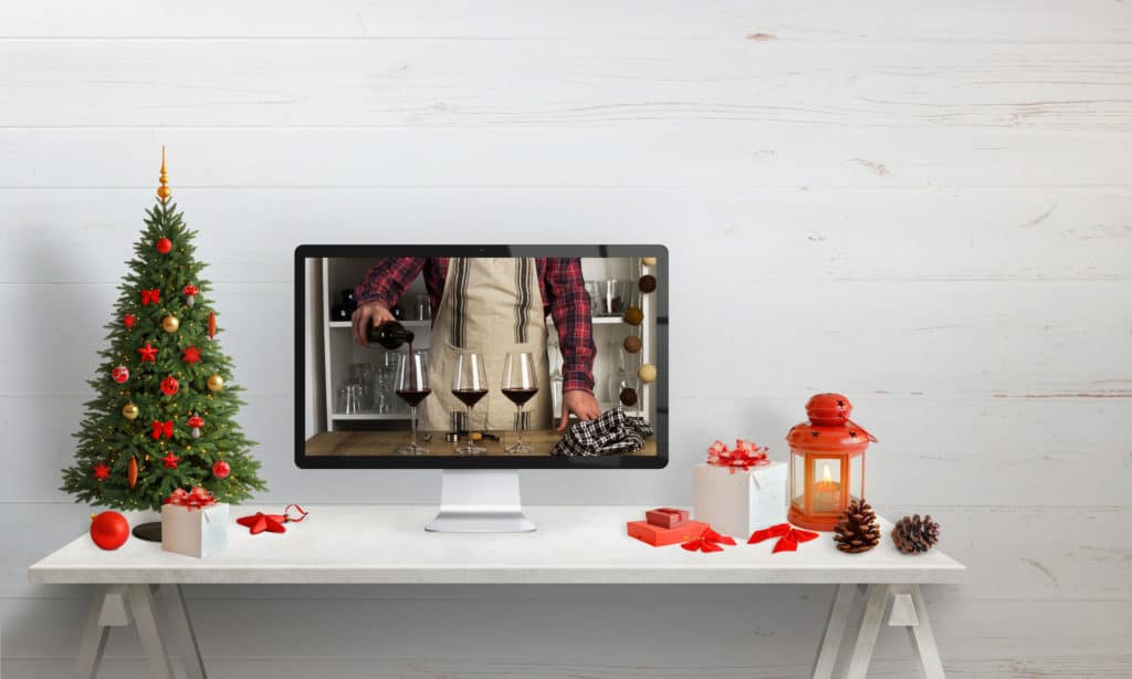 Virtuelle Weihnachtsfeier: eine Weinverkostung wird auf einem Bildschirm gezeigt.