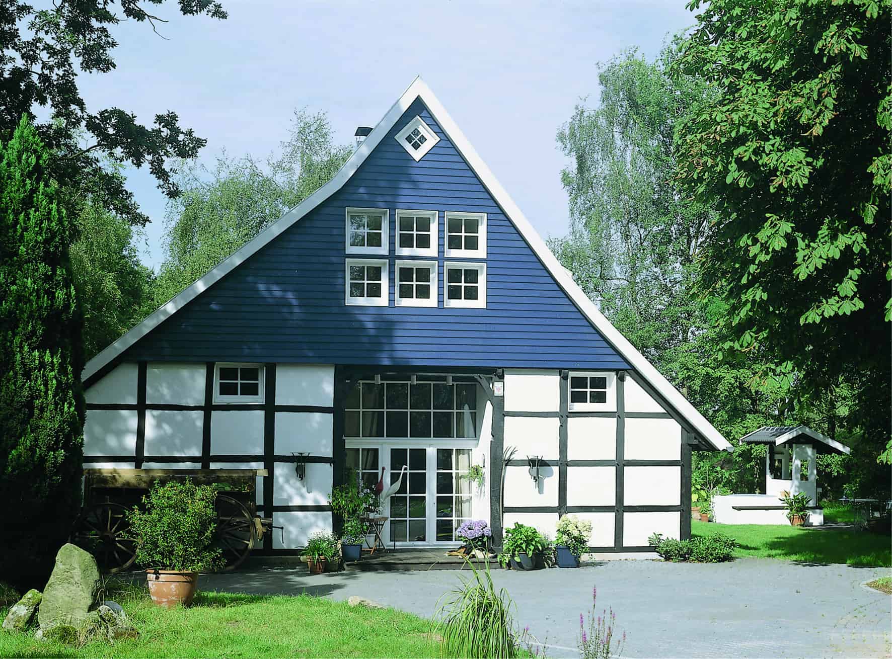 Schönes Landhaus mit modernen individuellen Fensterformen