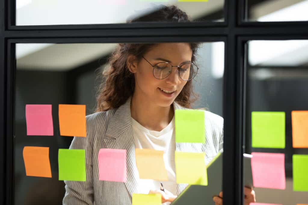 Die Fähigkeit, komplexe Zusammenhänge zu durchdenken und kreative, aber realistische Lösungen zu entwickeln, ist ein großer Vorteil für resiliente Mitarbeitende.