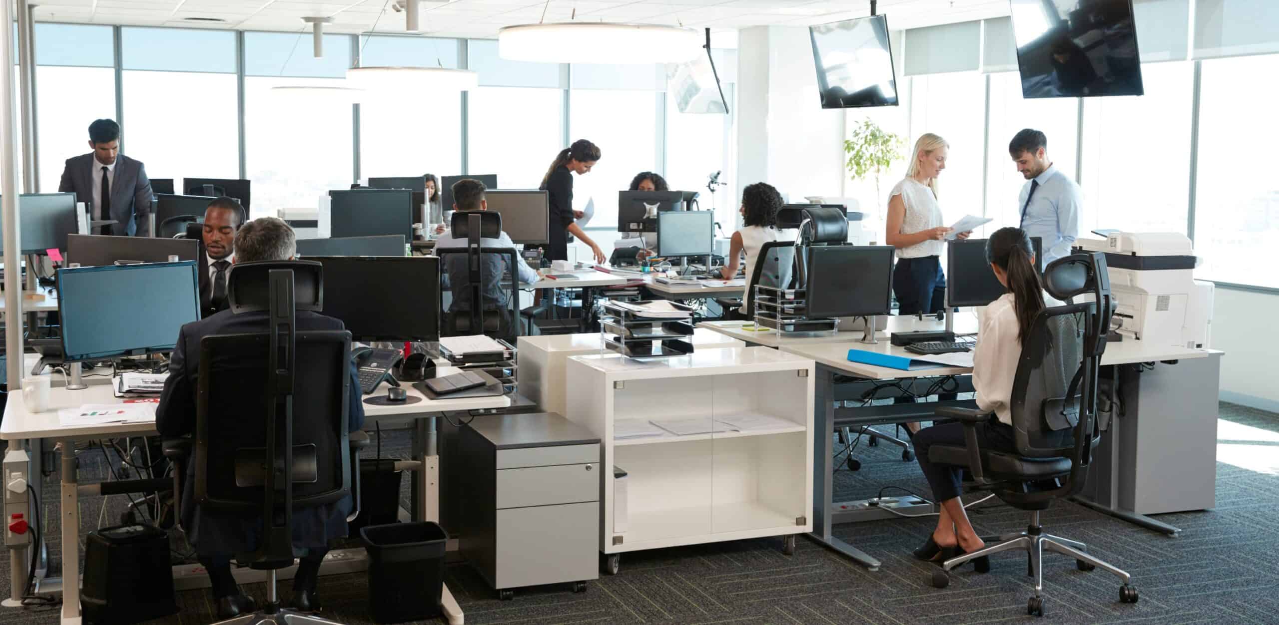 Heizung, Bildschirme, Computer, Decken- und Schreibtischlampen – in Großraumbüros wird viel Energie verbraucht. Hier zählt jede Kilowattstunde.