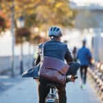 Junger Mann fährt mit dem E-Bike zu seiner Arbeit