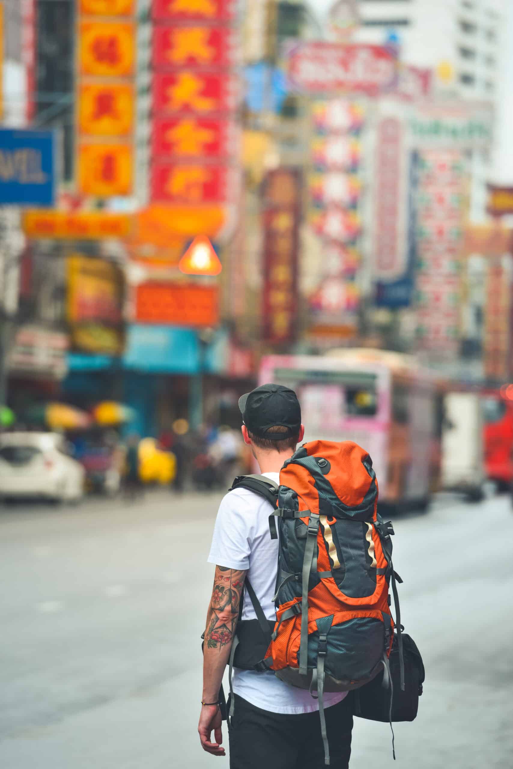 Reisen für Anfänger: Ein Backpacker in den Straßen von Bangkok.