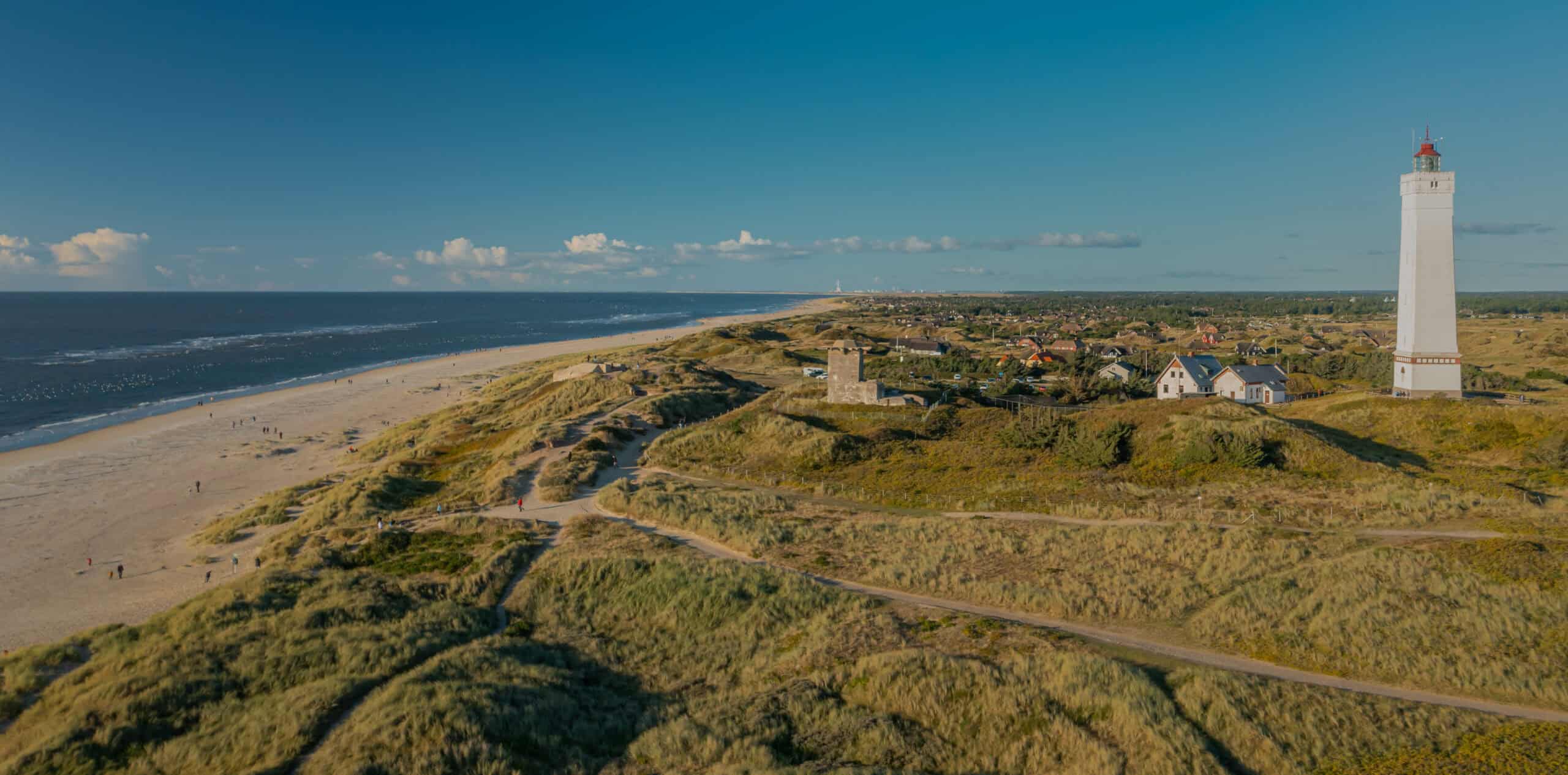 Blick über Blåvand mit Leuchturm und Strand (Dänemark-Urlaub)