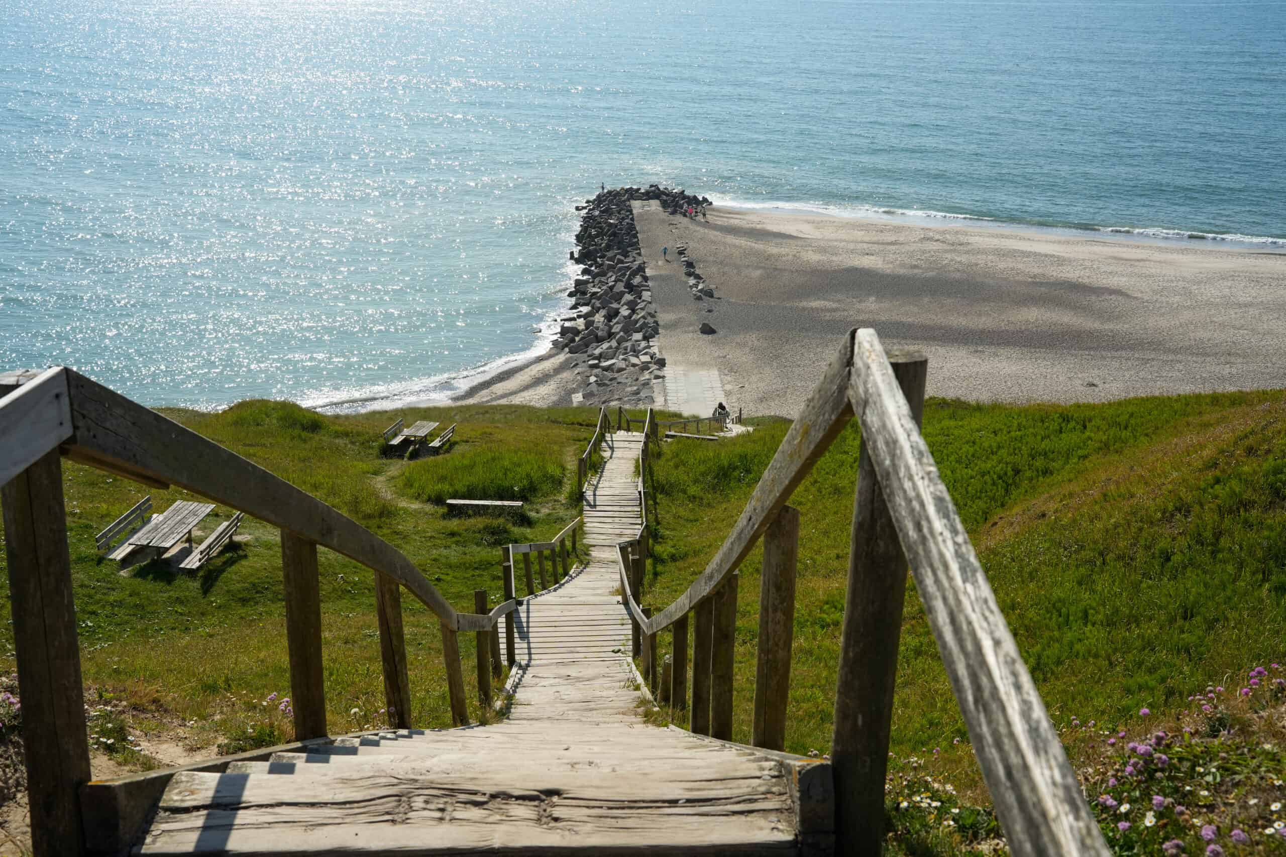 Eine lange Treppe zum Strand in Dänemark (Dänemark-Urlaub)