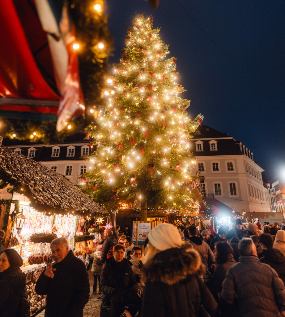 Weihnachtsmarkt in Saarbrücken mit kulinarischen Highlights wie Schwenker und Glühviez.