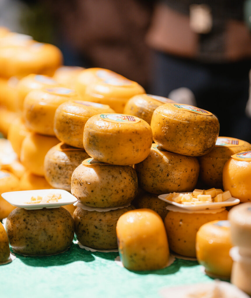 Französischer Käse auf dem Saarbrücker Weihnachtsmarkt.