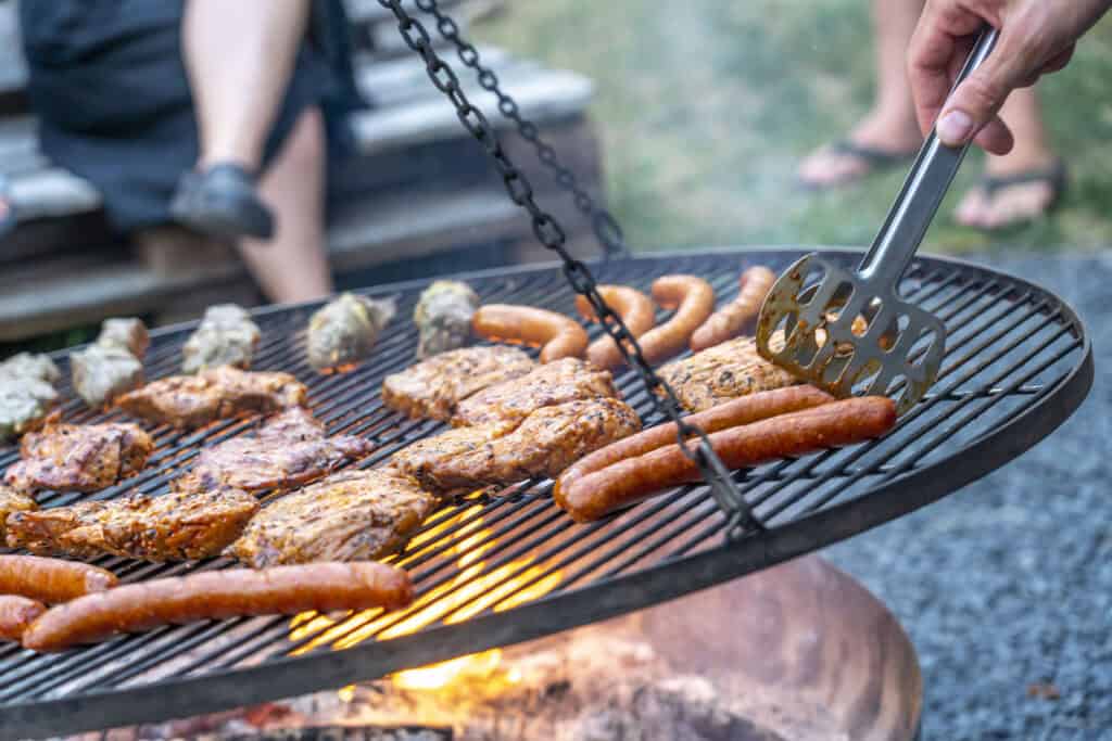 Schwenker auf dem Schwenkgrill auf dem Saarbrücker Weihnachtsmarkt.