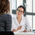 Frau im Beratungsgespräch für Förderprogramme für Heizungsmodernisierung
