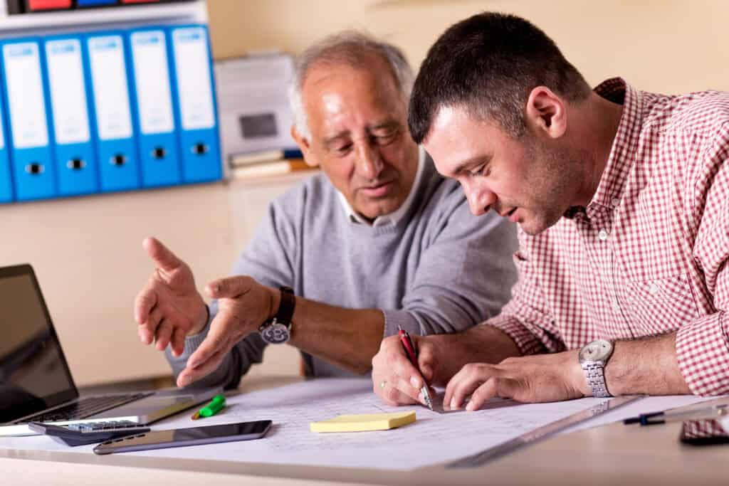 2 Männer verschiedener Generationen arbeiten zusammen an einem Projekt