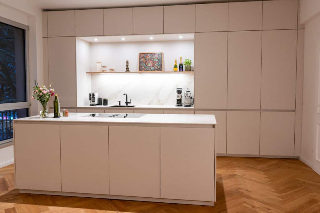 Küchenumbau planen: eine Moderne minimalistisch gestaltete Küche im hellen Stil.