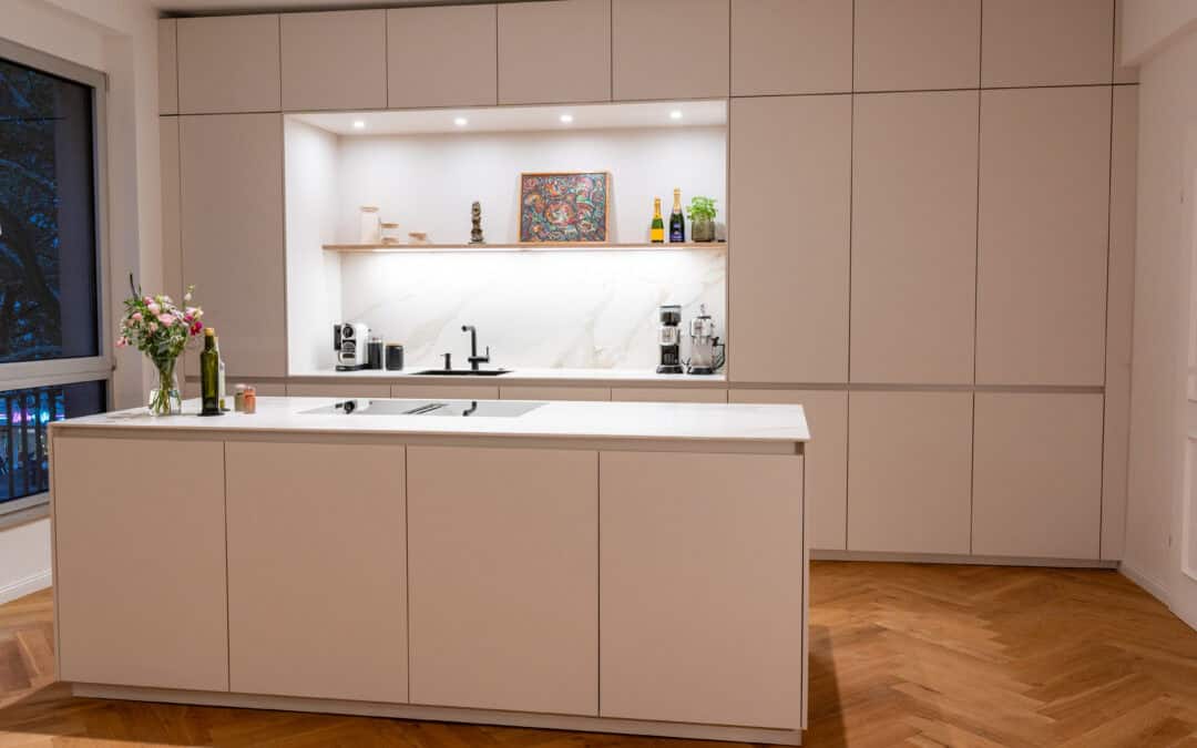 Wenn aus einer neuen Küche mehr wird – warum es klug ist, praktische Raumlösungen zu gestalten