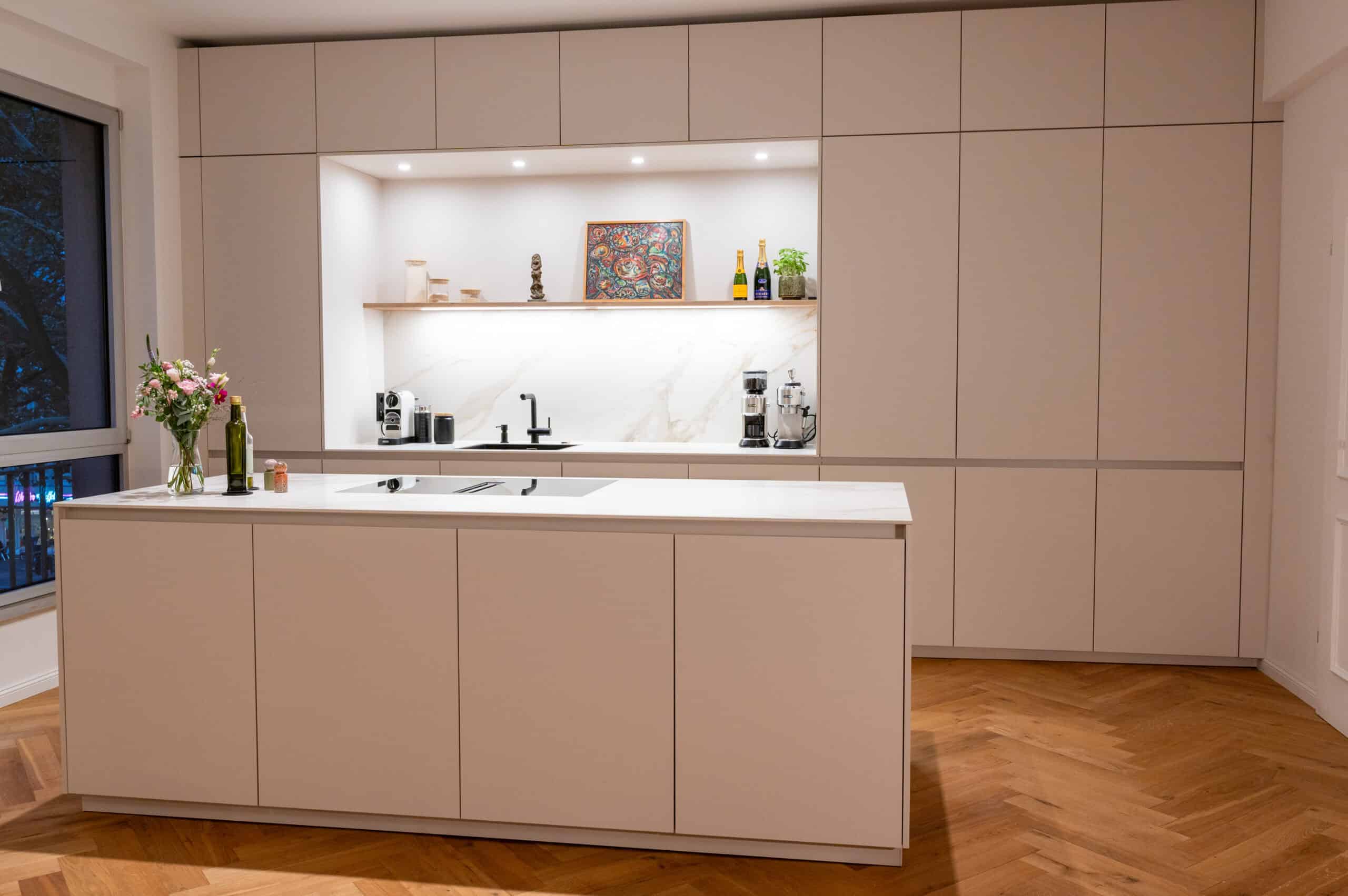 Wenn aus einer neuen Küche mehr wird – warum es klug ist, praktische Raumlösungen zu gestalten Küchenumbau planen: eine Moderne minimalistisch gestaltete Küche im hellen Stil.