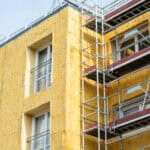Ein Haus welches mit einer Innendämmung der Außenwand verkleidet wird.