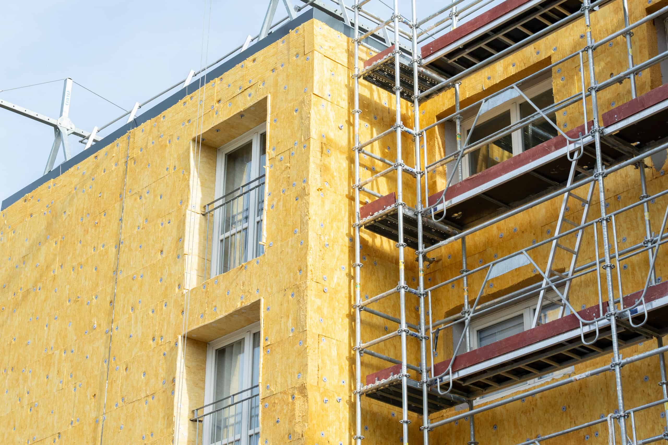 Ein Haus welches mit einer Innendämmung der Außenwand verkleidet wird.